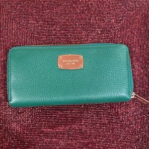 Michael Kors Jet Set Large Travel Continental zip around Wallet in Jewel Green!